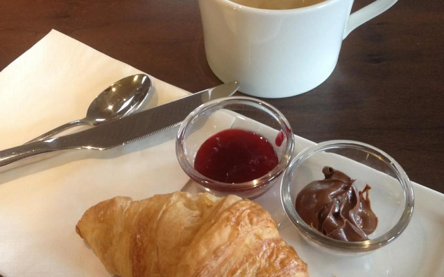 Jasmin White Apartment