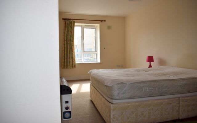 Bright 2 Bedroom Apartment With Balcony in City Centre