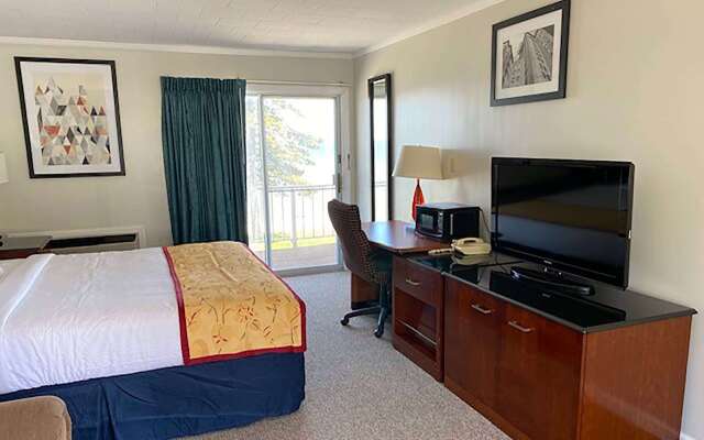 Days Inn & Suites by Wyndham St. Ignace Lakefront