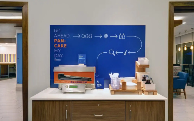 Holiday Inn Express & Suites Lenexa Overland Park Area