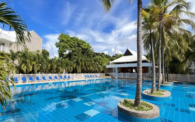 Hotel On Vacation Blue Cove