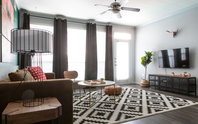 WanderJaunt - Luxe Downtown Austin Apts