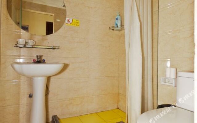 Hilton Business Hotel (Guangrao Sunwu Road Bus Station Junrui Building)