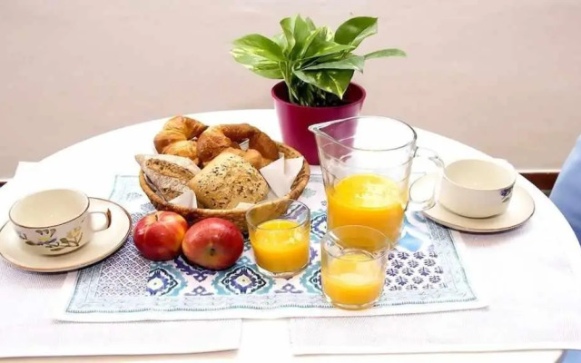 Apartamento con jardín y piscina B