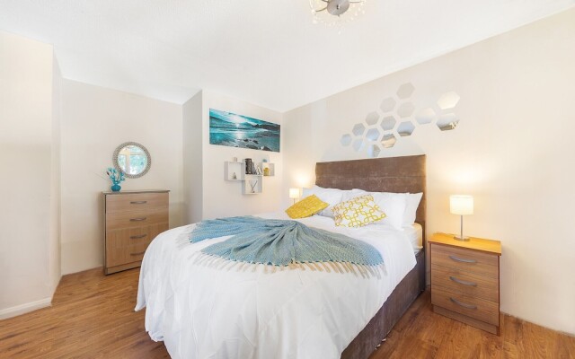 Canton Street - Deluxe Guest Room 2