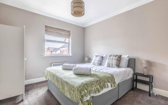 Cosy Central Windsor Apartment & Free Parking!