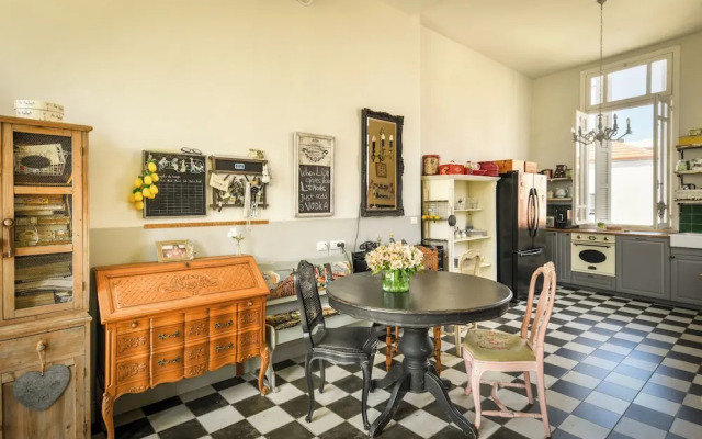 Elegant 1BR Apt w Balcony in the City