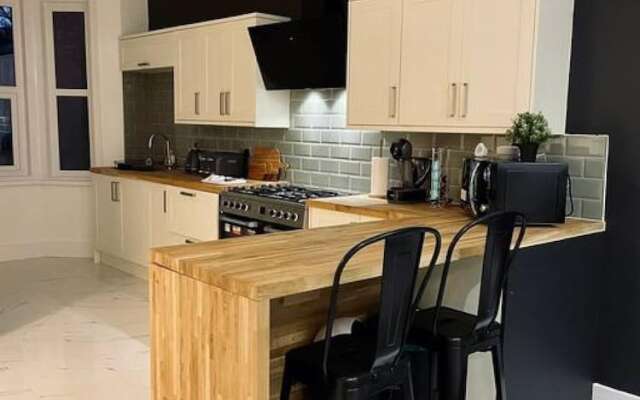 Kensington Place - 4 Bedroom Home w Free Parking