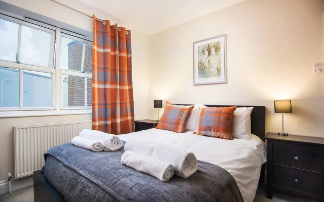 Bright top Floor one bed apt in Southville