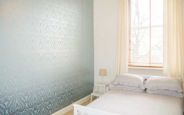 Traditional 2 Bedroom Home in Edinburgh