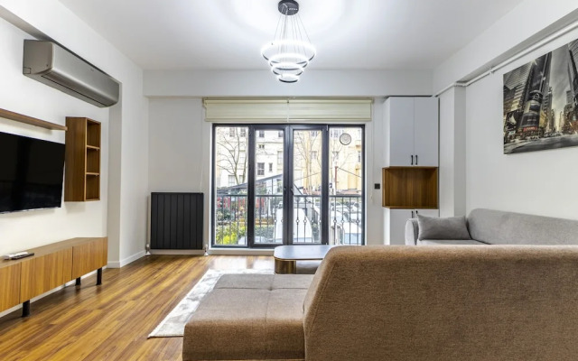 Central and Modernly Furnished Flat in Sisli