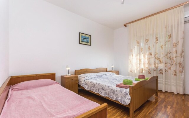 Beautiful Home in Lovrecica With Wifi and 2 Bedrooms