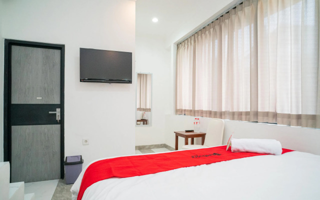 RedDoorz near Stasiun Senen