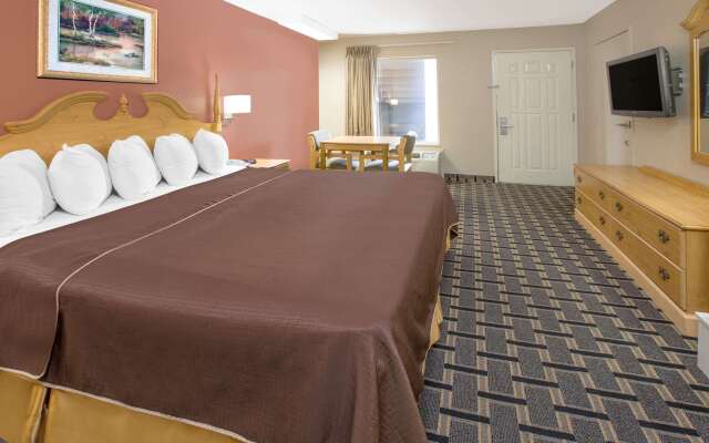 Days Inn & Suites by Wyndham Pine Bluff