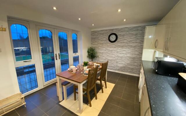 Lovely family home, 5 minutes from the beach