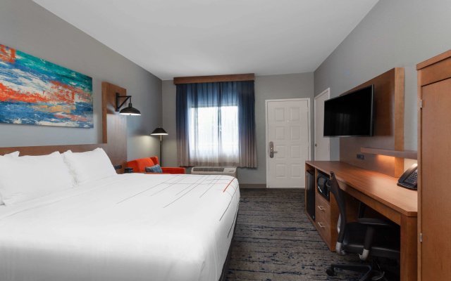 La Quinta Inn & Suites by Wyndham Ft. Myers-Sanibel Gateway