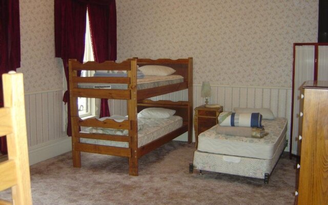 Mine Shaft Inn Hotel & Hostel