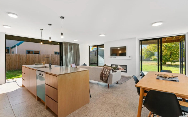 Mountain Escape - Cromwell Downstairs Holiday Apartment