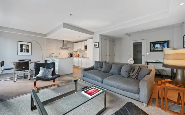 Sleek 2BD Flat W/terrace - 2 Mins From Farringdon!