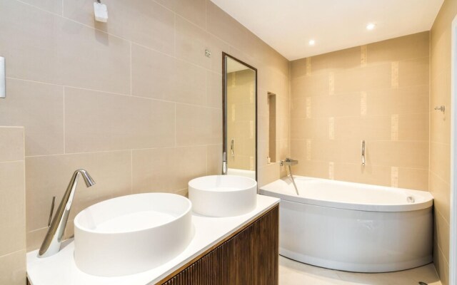 Luxury 2BD Apartment in Holland Park