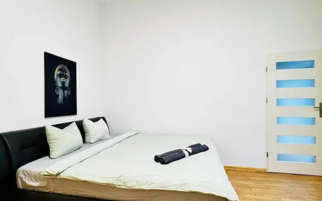 Lovely 2BR for 5 Peaceful Central Stay