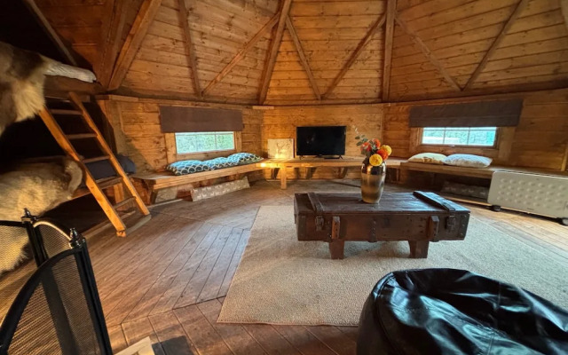 Hobbit Haven Hot Tub and Countryside Bliss