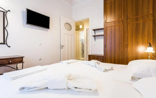 Neoclassical apartment with 3 bedrooms in Piraeus