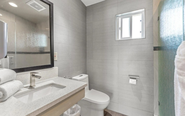 Le Blanc Inn & Suites
