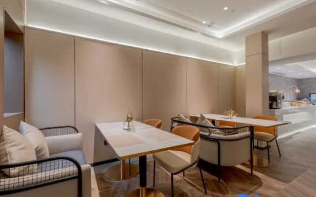 Homeinn Plus Hotel (Xujiahui Shanghai Stadium Subway Station)