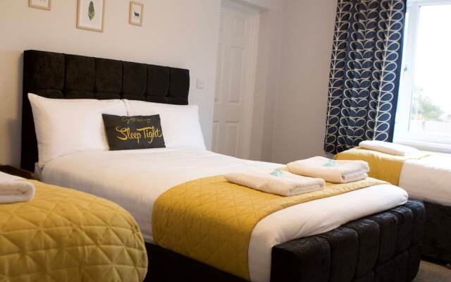 The Sailing Club - 6 Bedroom Hot Tub Town Centre