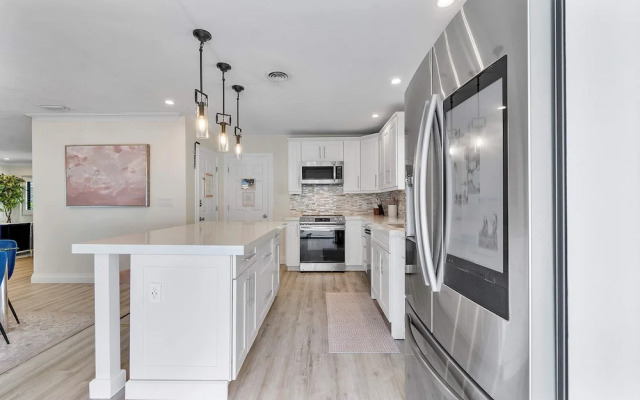 Coastal Retreat Stylish 4 BDR w/ Private Pool!