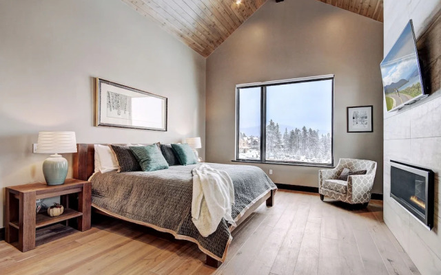 Spruce Ledge 4 Bedrooms 4.5 Bathrooms Townhouse