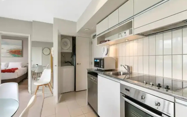 Beautiful Two Bedroom - Pool, Gym & Free Parking!