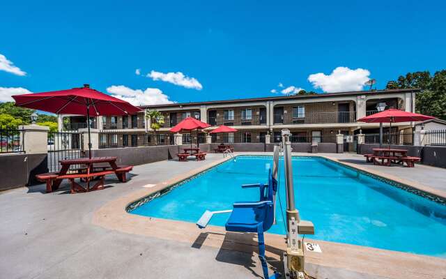 Econo Lodge Inn & Suites