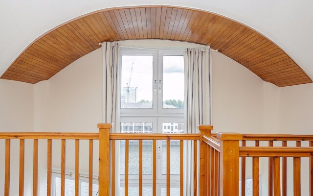 A Bright Top Floor Maisonette Along The Quays