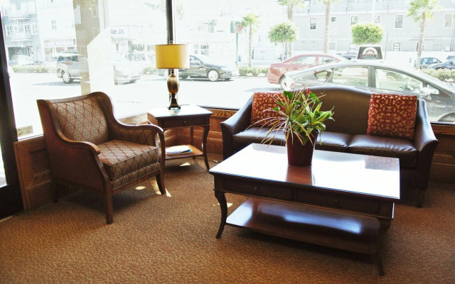 Cow Hollow Inn & Suites