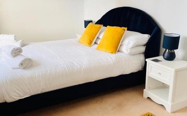 Tanglewood house Abergavenny with private parking