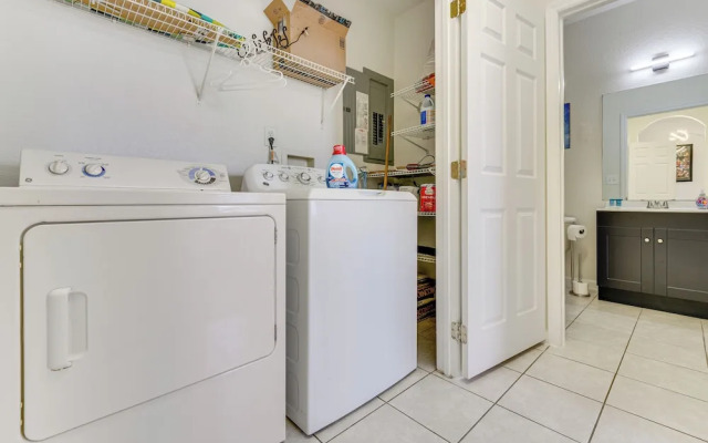 Pool, Hot Tub & Theatre Access: Kissimmee Gem