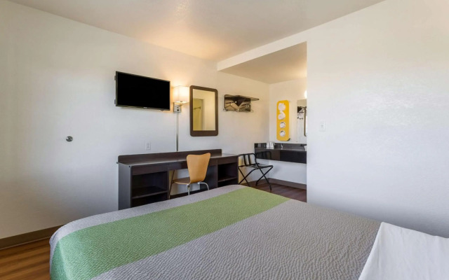Motel 6 El Paso, TX - East