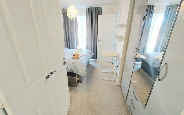 Room in Guest Room - Ensuite Double Room, Full Kitchen, in 3-bed Home
