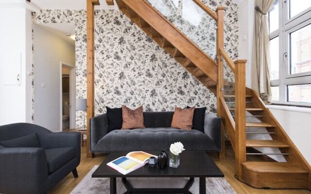 Stylish and Quirky 2BR Maisonette in Fulham