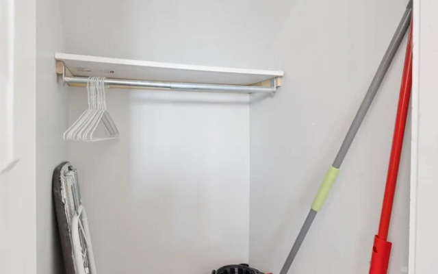 Private Studio Apartment in Burlington - U5