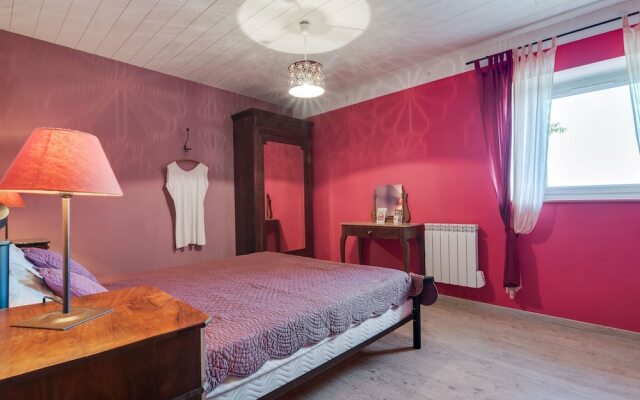 Charming Holiday Home in Saint-beauzire Near Forest