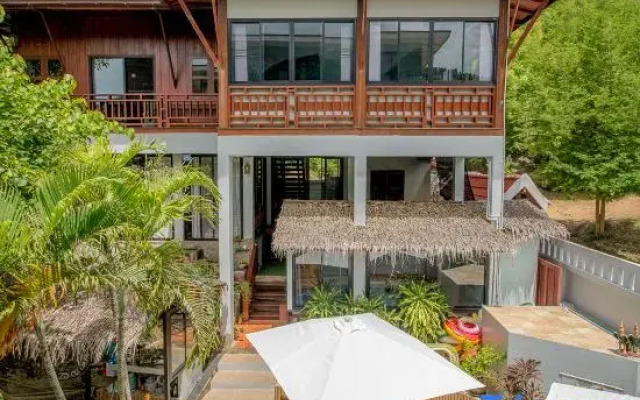 Penthouse Crystal Bay Apartments