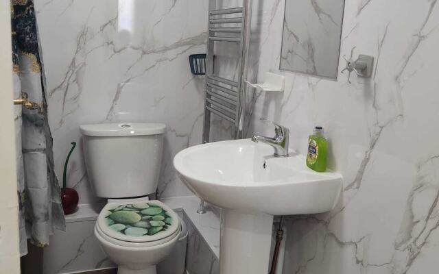 Captivating 3-bed Apartment in Romford