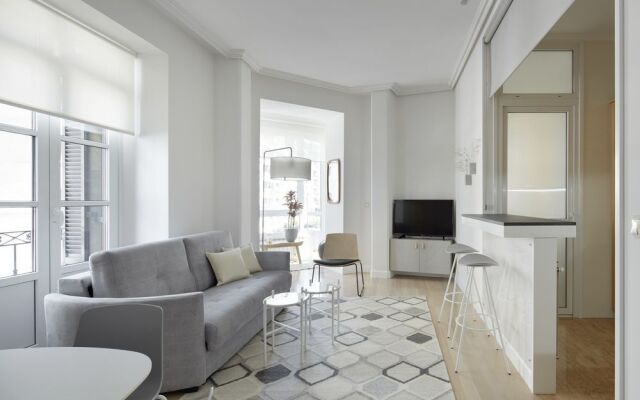 Marina Apartment by Sanserent
