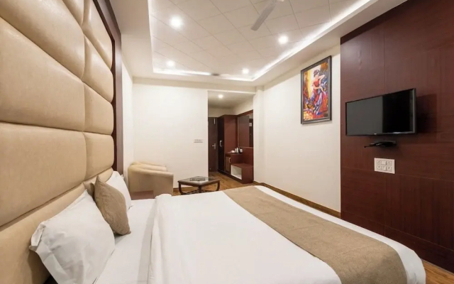 Shining hills by Lawrence Hotels
