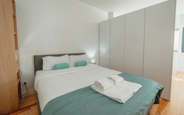 Downtown Sunny Apartment by Vacationy
