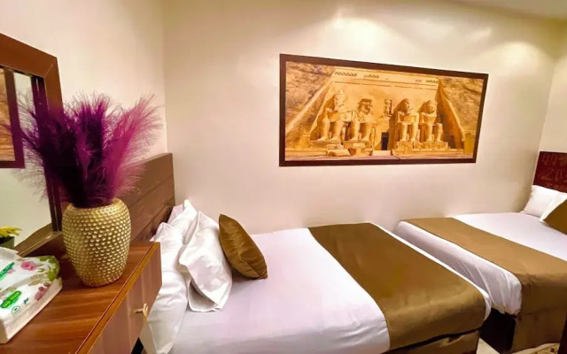 Nemes Pyramids View INN