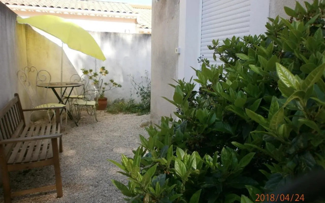 Studio équipé avec jardin+parking à la plage...